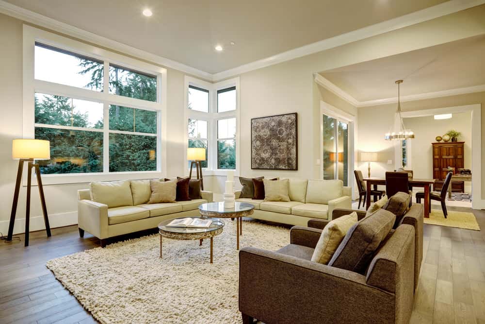 大客厅配有舒适的沙发和优雅的地毯和照明。