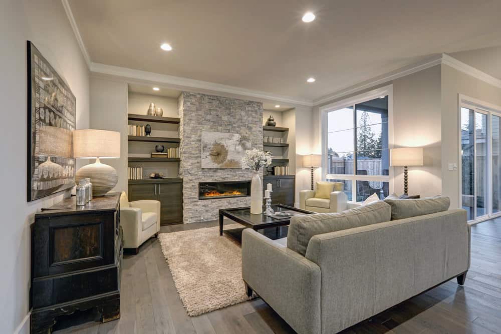 优雅正式的客厅，配有时尚的座椅，时尚的壁炉和地毯。