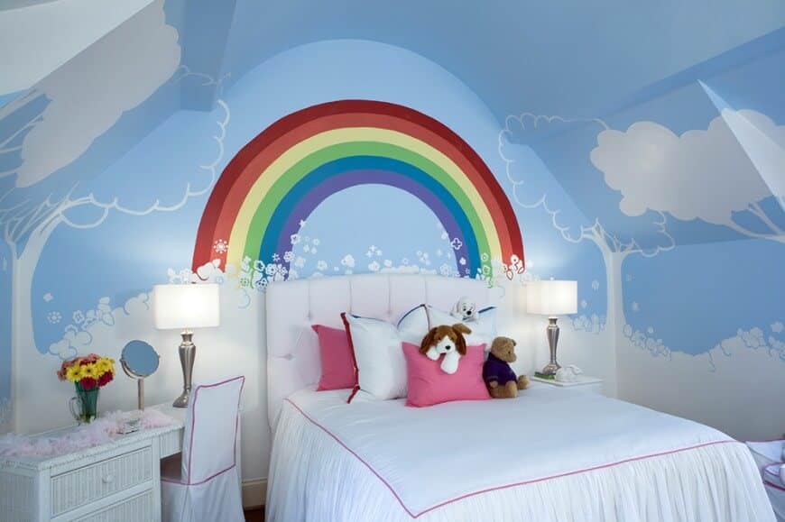 这个女孩的卧室拥有可爱的蓝天墙、白云和树木，床头还有一道彩虹。