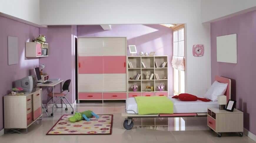 紫色女孩的卧室，可爱的橱柜和架子。地板看起来不错，上面铺着可爱的小地毯。