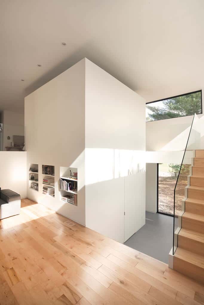 这栋现代住宅设有一个优雅的二楼平台，设有硬木地板和一条走廊，直接通往家中的小图书馆。