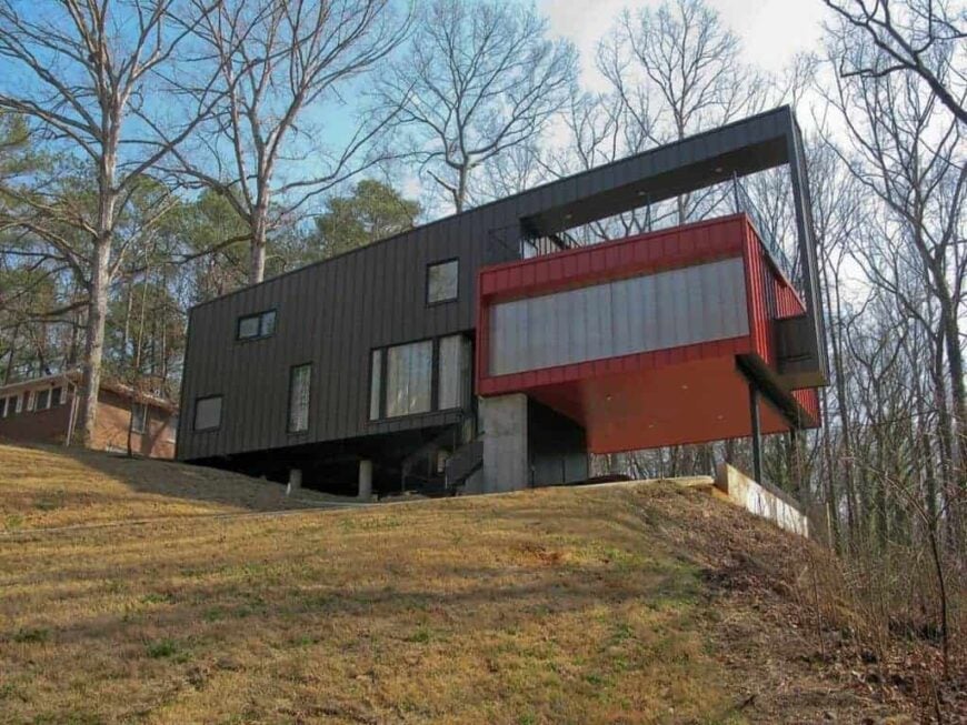 钢制壁板的现代住宅。