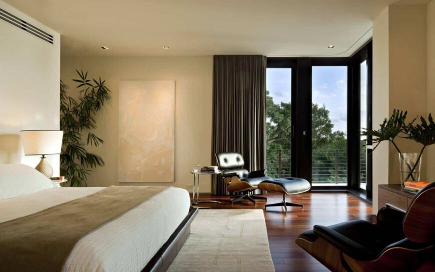 现代化的主客厅配有豪华座椅和大床，以及抛光的硬木地板，上面铺着地毯。