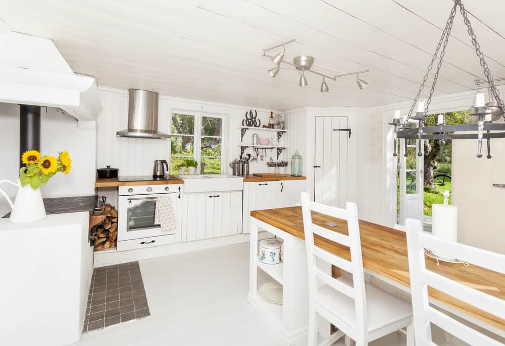 这是一个农家风格的厨房，有大量的白色。