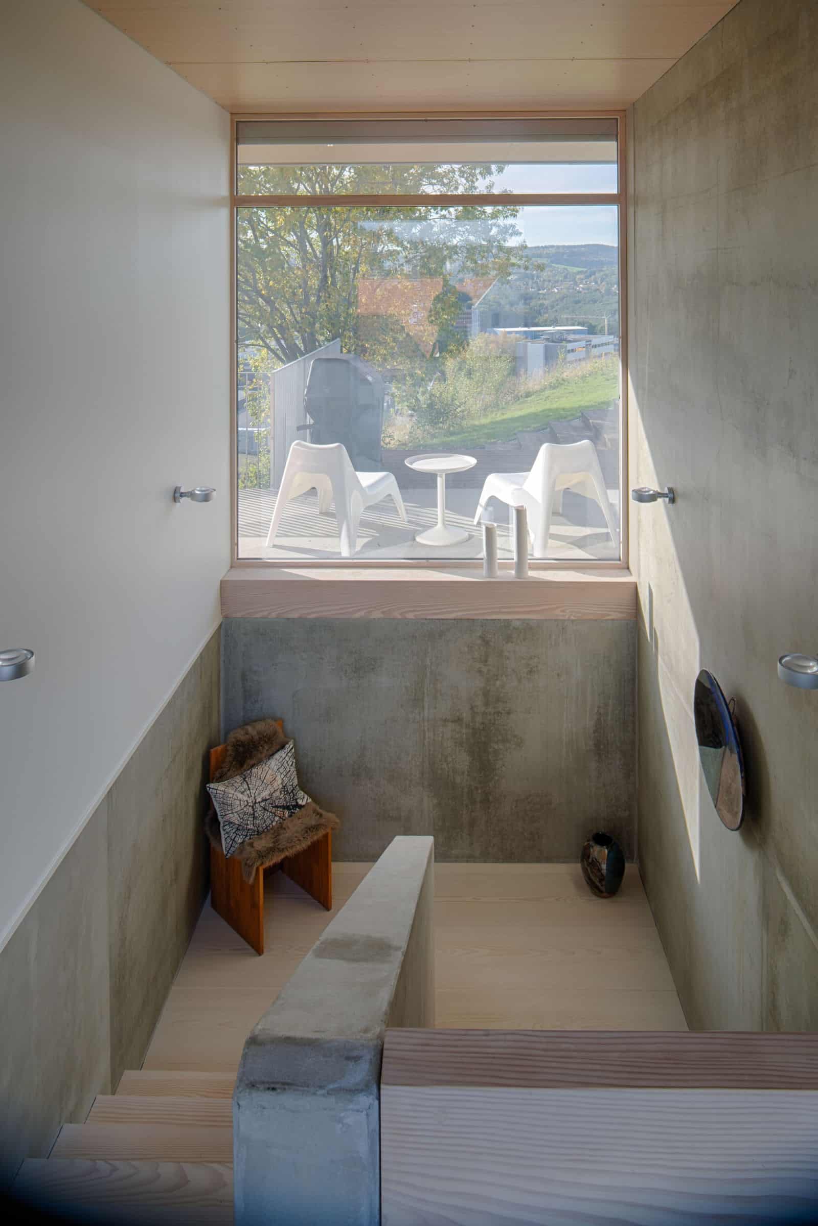 典型的平台有混凝土扶手，小椅子和固定的玻璃窗，可以进入自然光线。