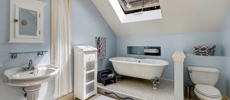 蓝色浴室设计，屋顶窗户，木地板和浴缸。