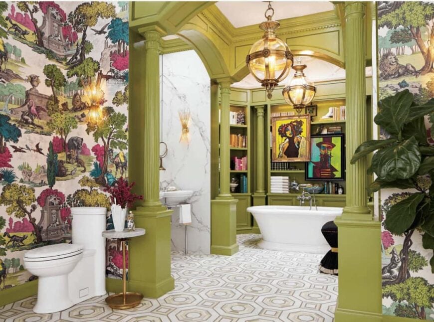 华丽的绿色浴室装饰着玻璃地球仪吊坠和有趣的墙壁艺术安装在内置的架子上。它有一个基座浴缸和卫生间，配有黑色和黄铜的边桌。