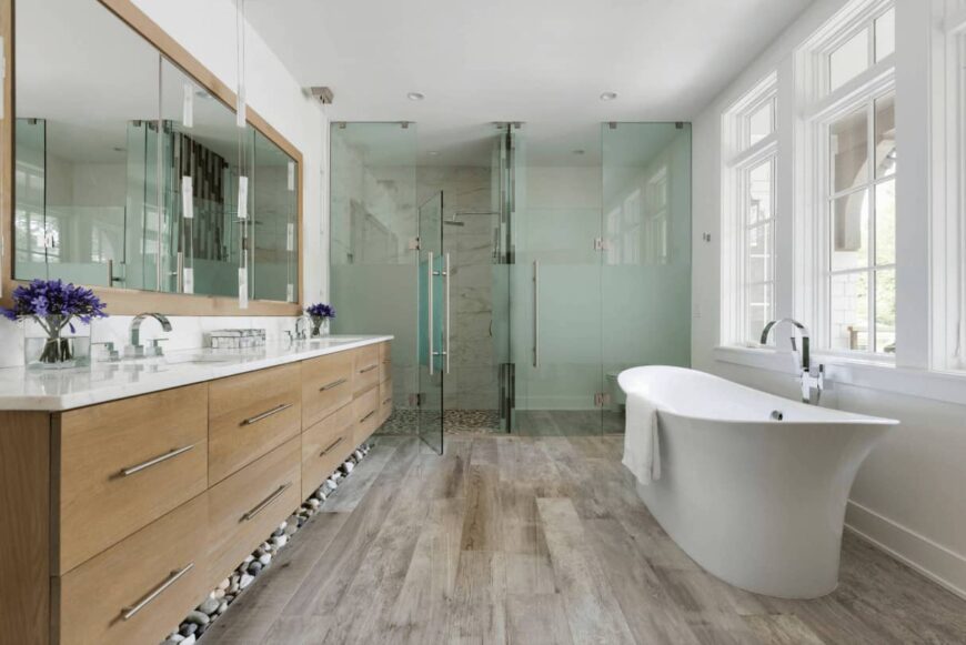 农舍浴室设有一个独立的浴缸，强化地板，和一个木贴面双水槽浮动梳妆台，下面有松动的鹅卵石。这个空间还包括一间大型玻璃封闭式步入式淋浴间和一排可以吸收自然光的窗户。