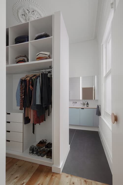 白色步入式小衣柜，硬木地板。