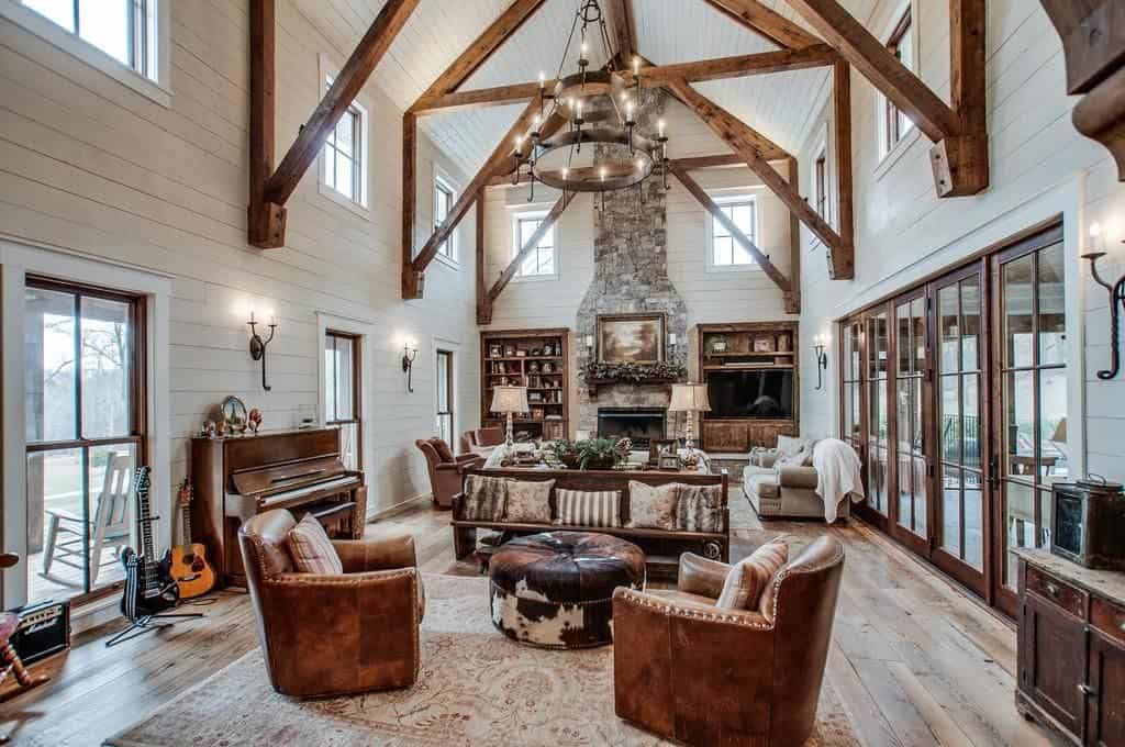 纯白色的墙壁与中性的、素色的硬木地板搭配得很好，在这个乡村小屋般的客厅里带出décor的温暖。