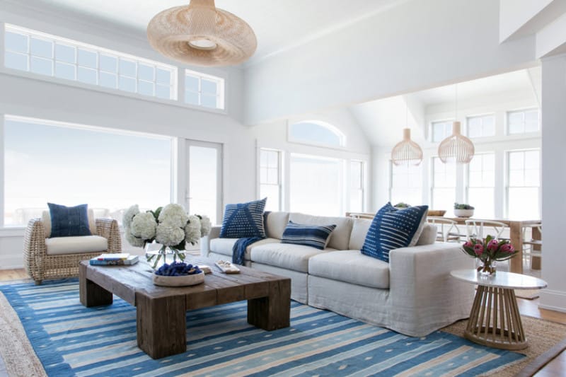 蓝宝石口音的客厅与真正的蓝色地毯和抱枕给人一种希腊海滨天堂的感觉