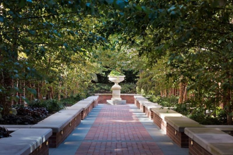 这条走道由混凝土和砖制成，通往酒店华丽的花园区域。