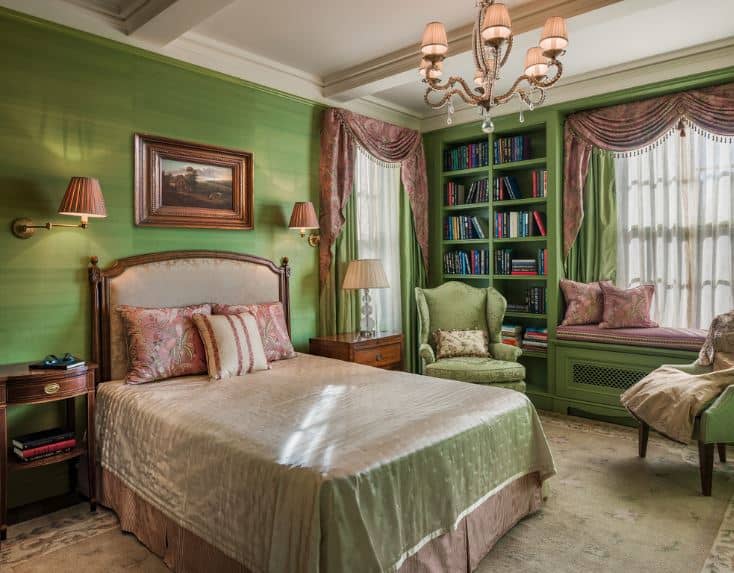 牛油果绿色的墙壁与白色格子天花板和米色地毯完美搭配，传统的床下有米色的床单和床头板。