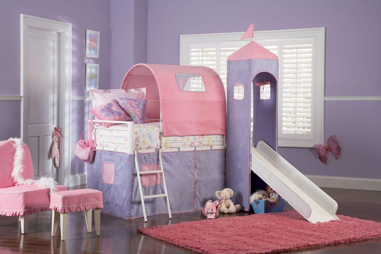 这个房间是一个娱乐孩子的完美方式，它的设计具有俏皮和时尚感。粉色和紫色与房间的元素很好地协调，包括有滑梯的玩具屋、蓬松的地毯和一套可爱的椅子。