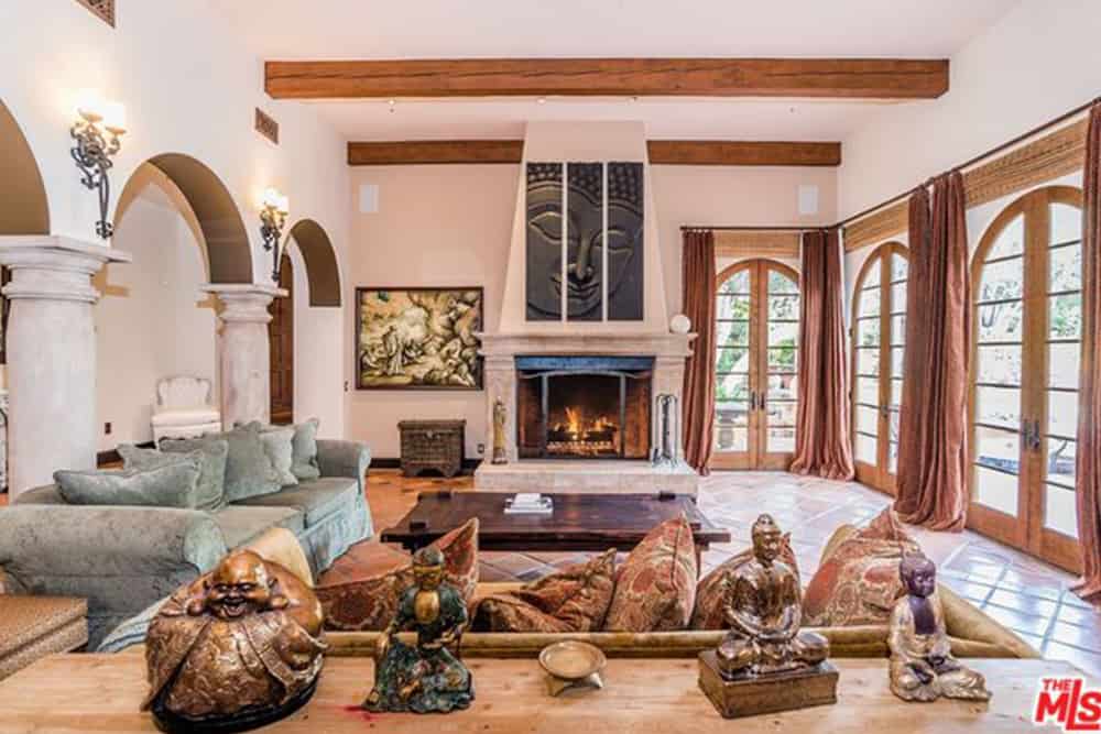 肯德尔·詹纳(Kendall Jenner)的大客厅，木质横梁天花板。