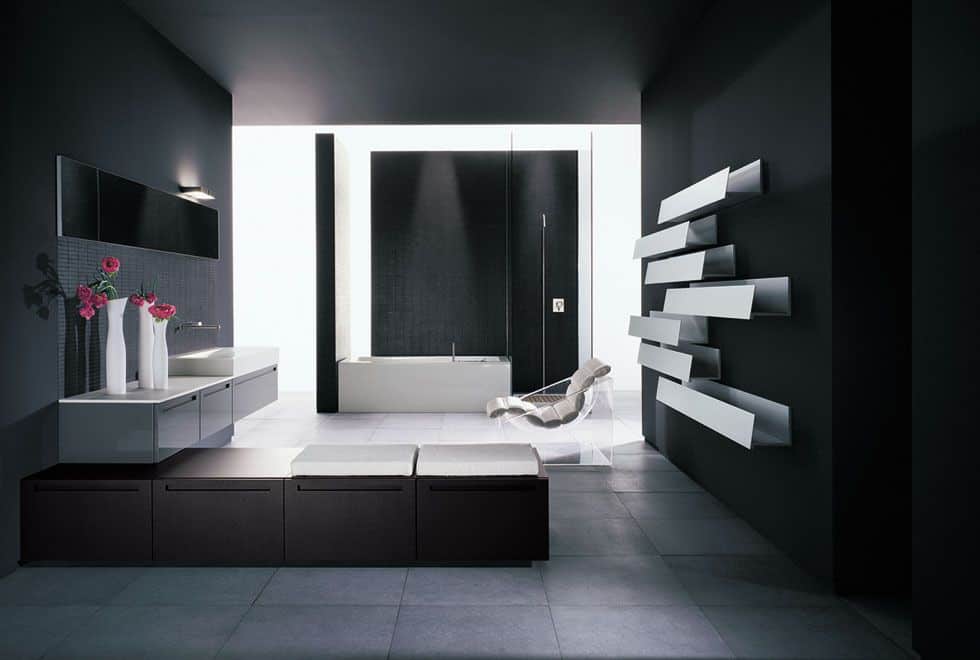 当代主浴室具有时尚的黑色墙壁和天花板，以及灰色地板。该房间设有一个白色的浮动梳妆台，带有一个容器水槽和一个独立的浴缸。