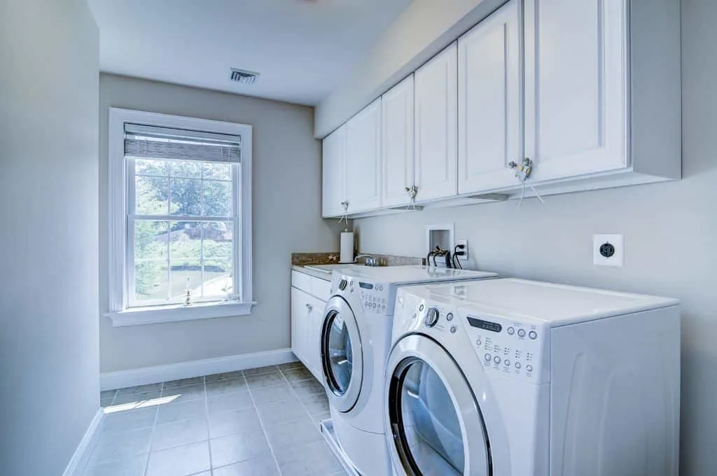 洗衣房特性充足的储存空间与角落水槽和窗口让自然光线。