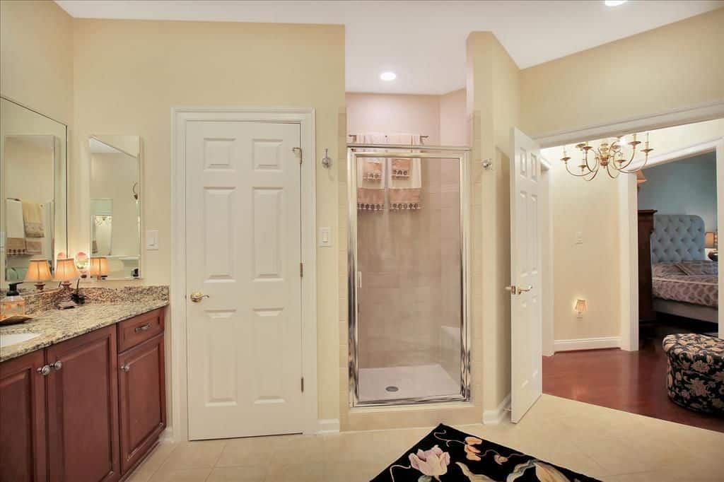 主卧室旁边的主浴室在角落里设有淋浴间。浴室的柜台设有花岗岩台面和一盏小灯。