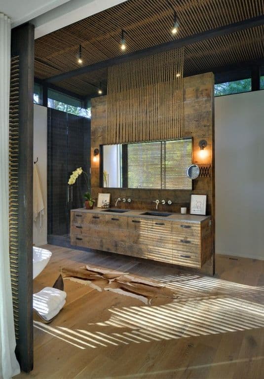 主浴室带有一个乡村风格的浮动洗手池和一个独立的浴缸，设置在硬木地板上。