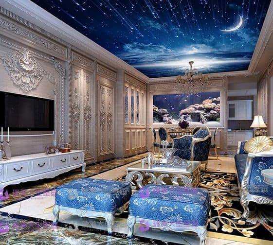 豪华客厅天花板流星雨托盘和华丽的墙壁安装电视。它充满了时尚的咖啡桌和优雅的沙发与匹配的凳子。