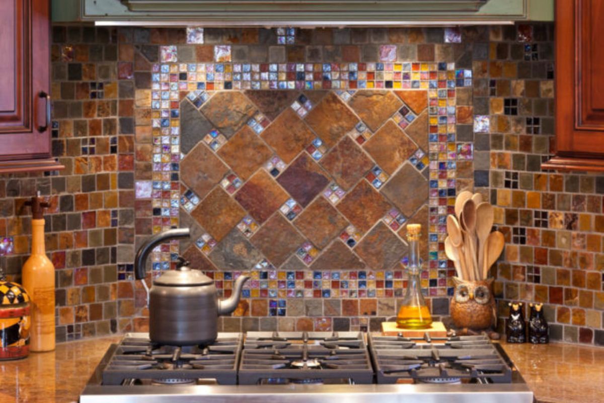 一个玻璃瓷砖后挡板与多个彩色瓷砖和美丽的口音，闪闪发光的玻璃马赛克瓷砖。