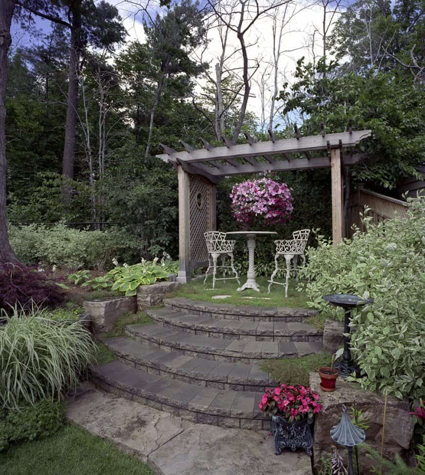 由繁华的灌木丛包围的华丽石阶套，达到这个凉亭。山寨凉亭在任何一边都有一个乡村的木质外观，并且有一个美丽的悬挂花盆。