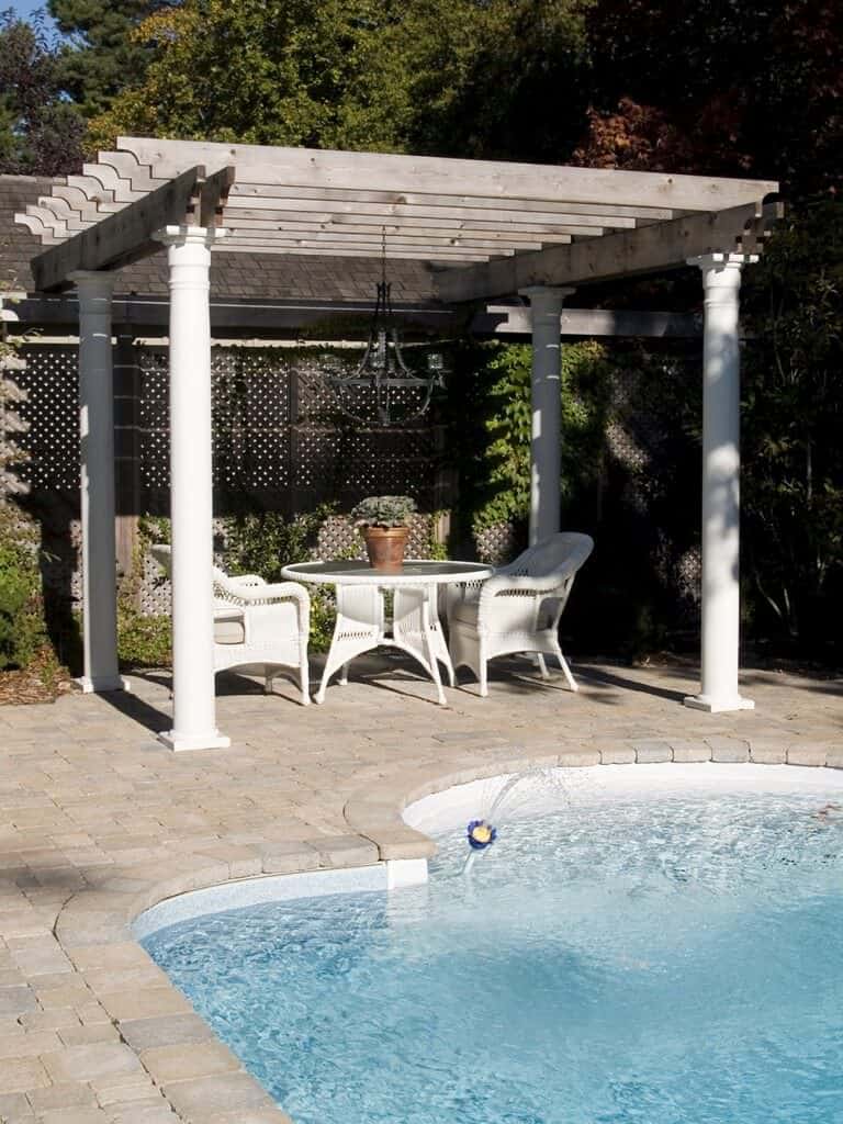 这个游泳池边美看起来绝对惊人的石上露台。藤蔓缠绕柱匹配白柳条家具保持凉爽。