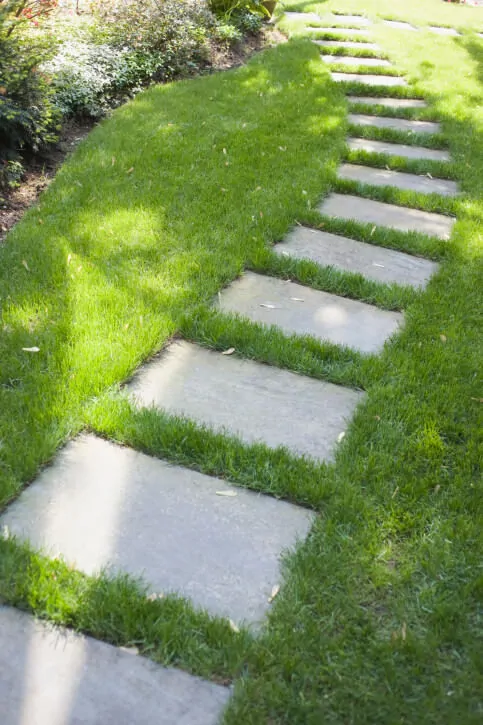 迷幻的矩形石板片夹在草地上。