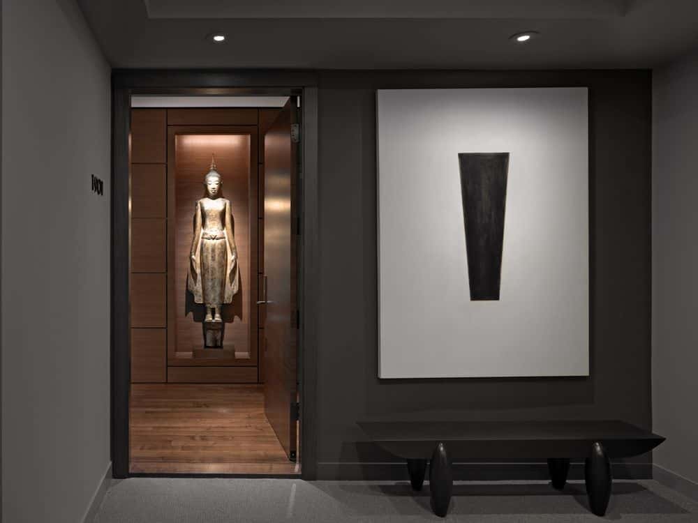 时尚的门厅与黑色和灰色的颜色组合。加上那些经典的墙壁装饰和家具，这个入口看起来很优雅。