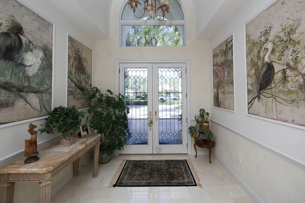 小门厅与艺术鸟墙装饰设置在白墙上。