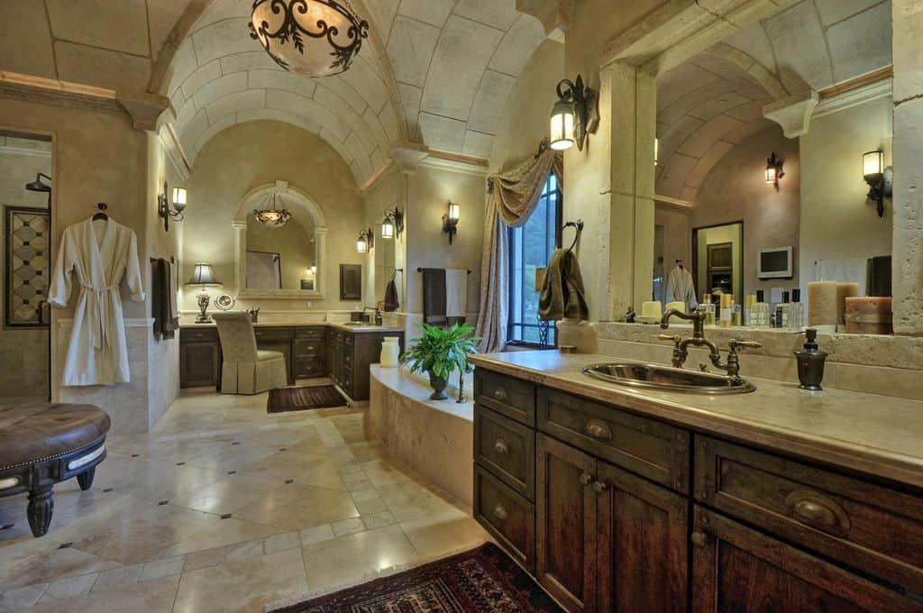 大型传统主浴室，带有拱形瓷砖天花板，壁灯，嵌入式浴缸和步入式淋浴。