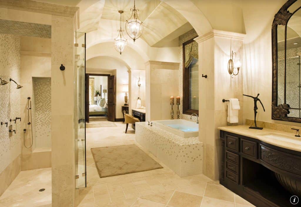 地中海主浴室，带拱形天花板，可入式浴缸和步入式淋浴。