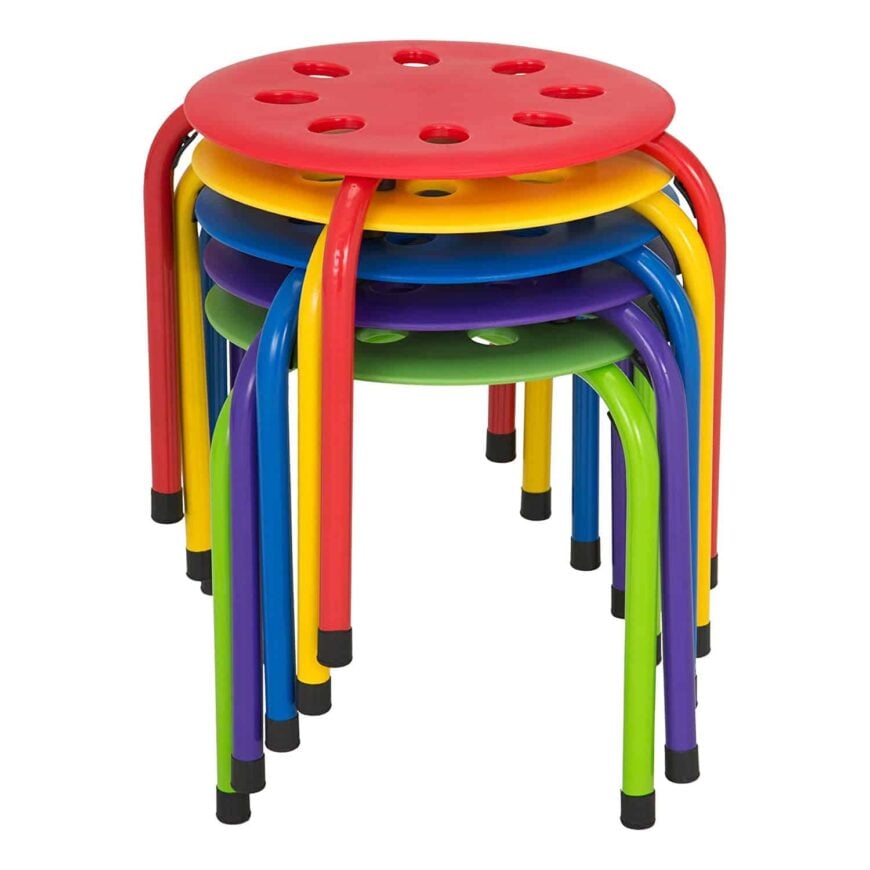 塑料栈凳子和各种各样的颜色。