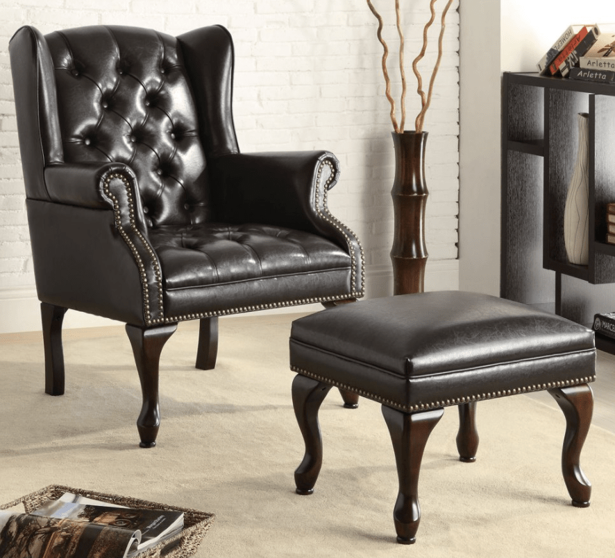 优雅的黑色簇绒皮革口音椅与奥斯曼。