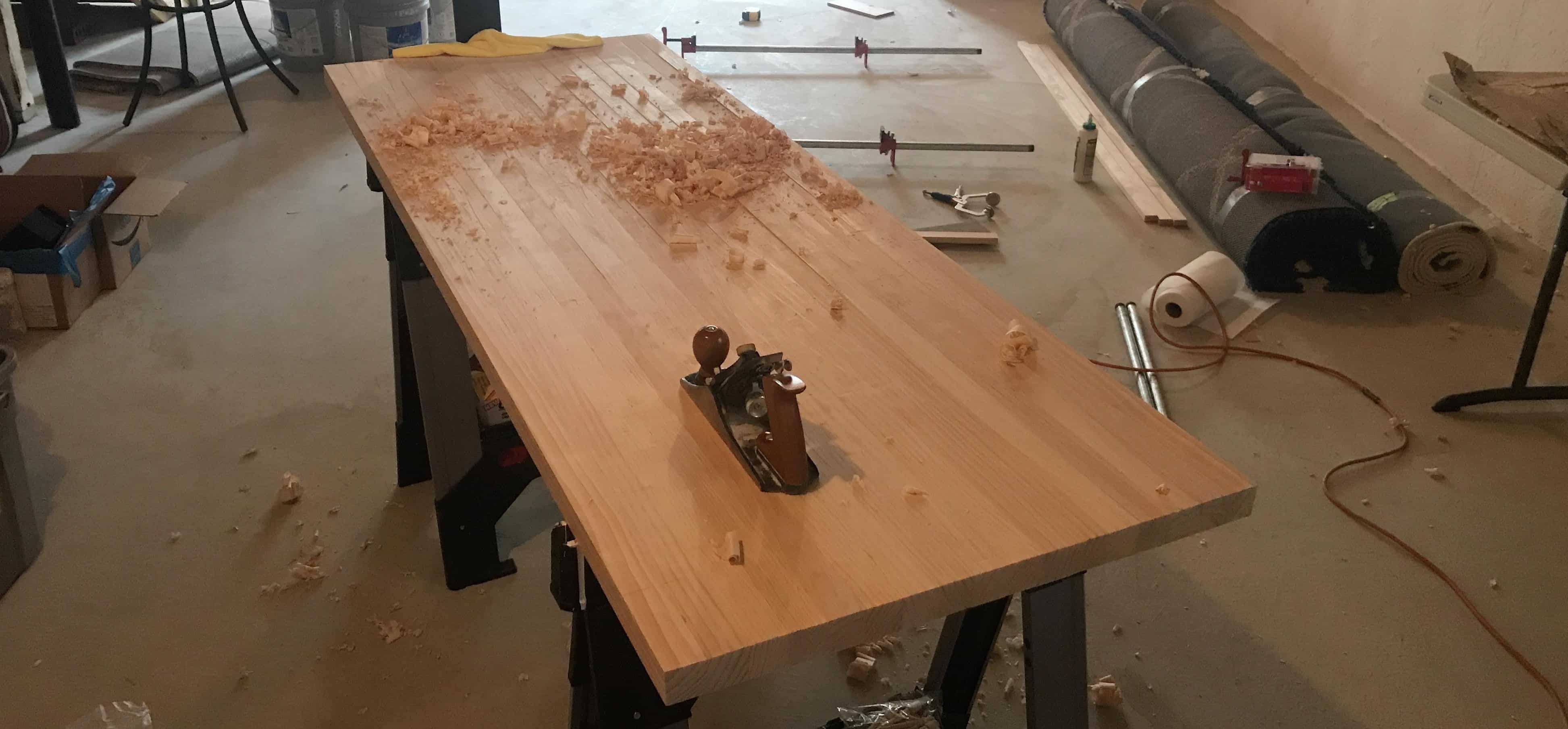 为站立式办公桌刨木桌面。