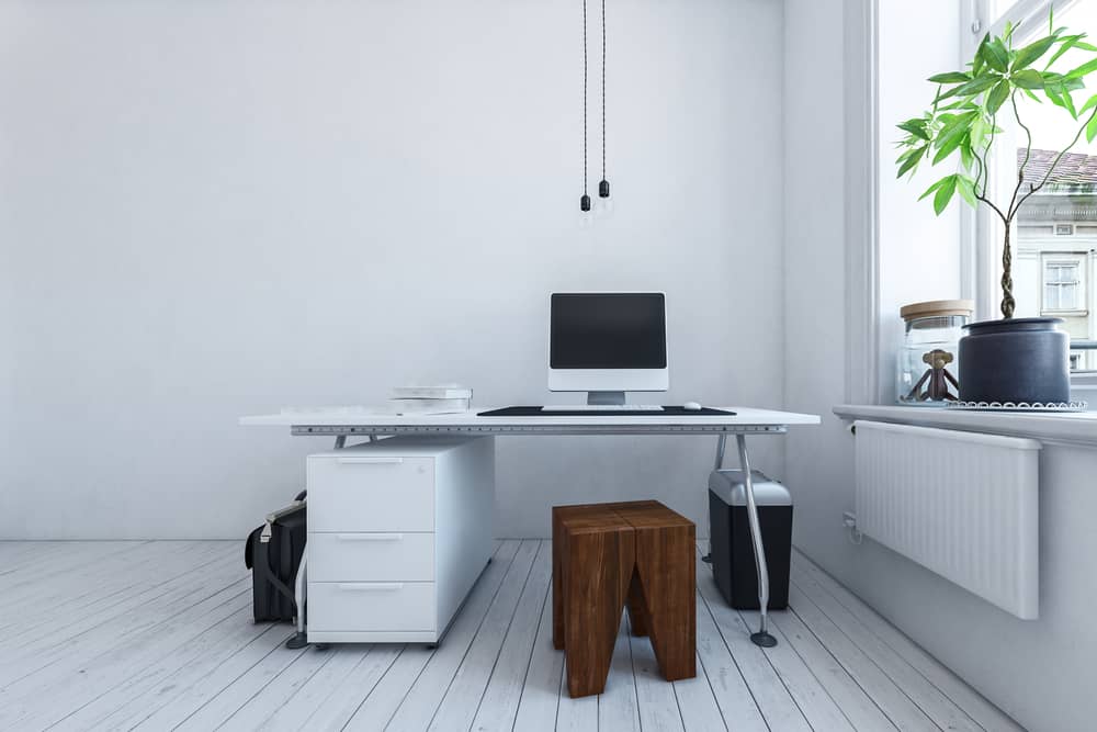 现代家庭办公室和一个小文件柜,一张桌子和一台电脑。