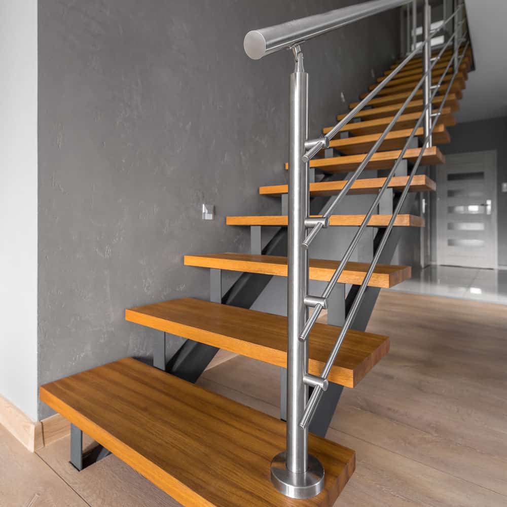 木钢现代楼梯。木面，钢支撑梁和栏杆。