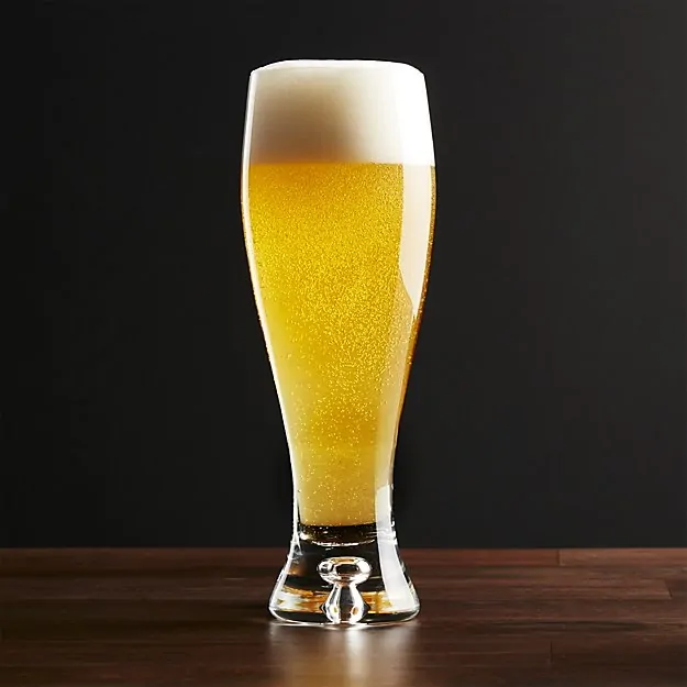 啤酒杯曲线美的轮廓和厚虚假的基础。