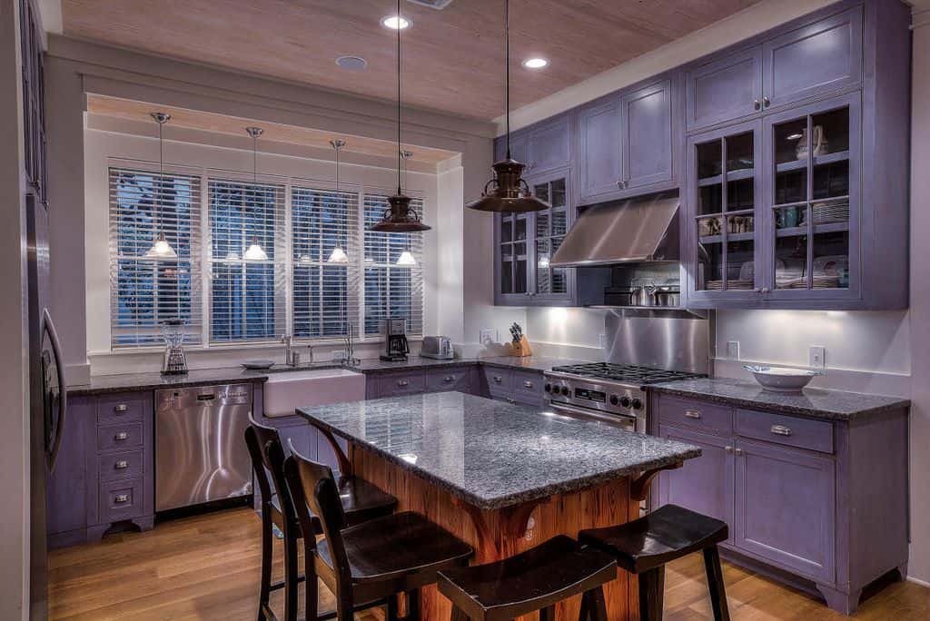 当代时尚的紫色,黑色和银色的厨房