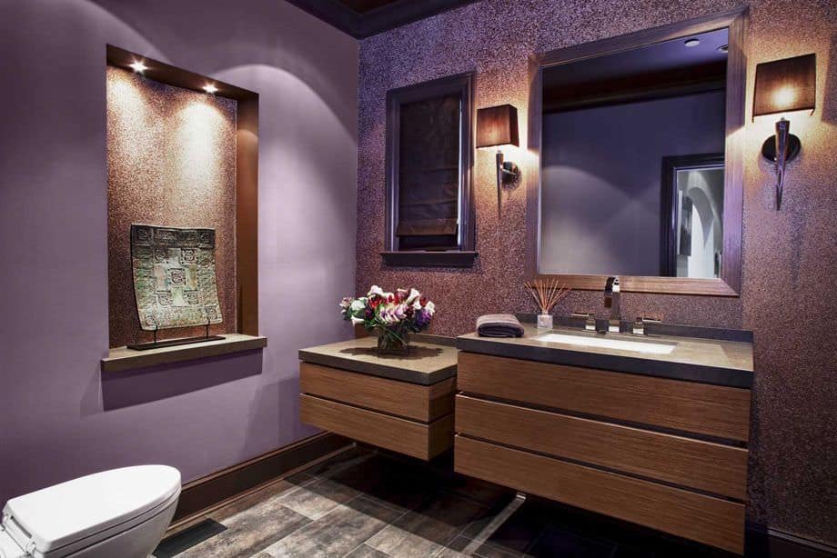 豪华的紫色浴室，浮木梳妆台。