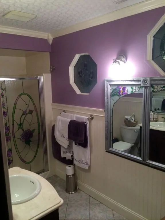 小浴室紫色和白色护墙板。