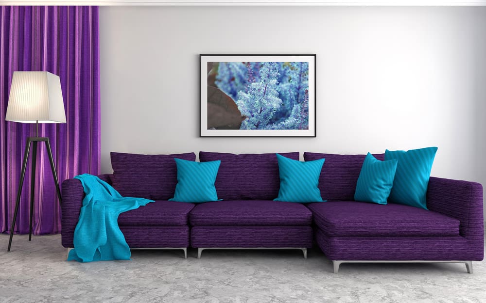紫色大组合沙发配蓝色枕头。