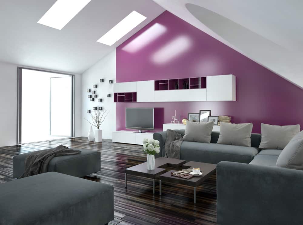 客厅与拱形天花板和紫色的口音墙。