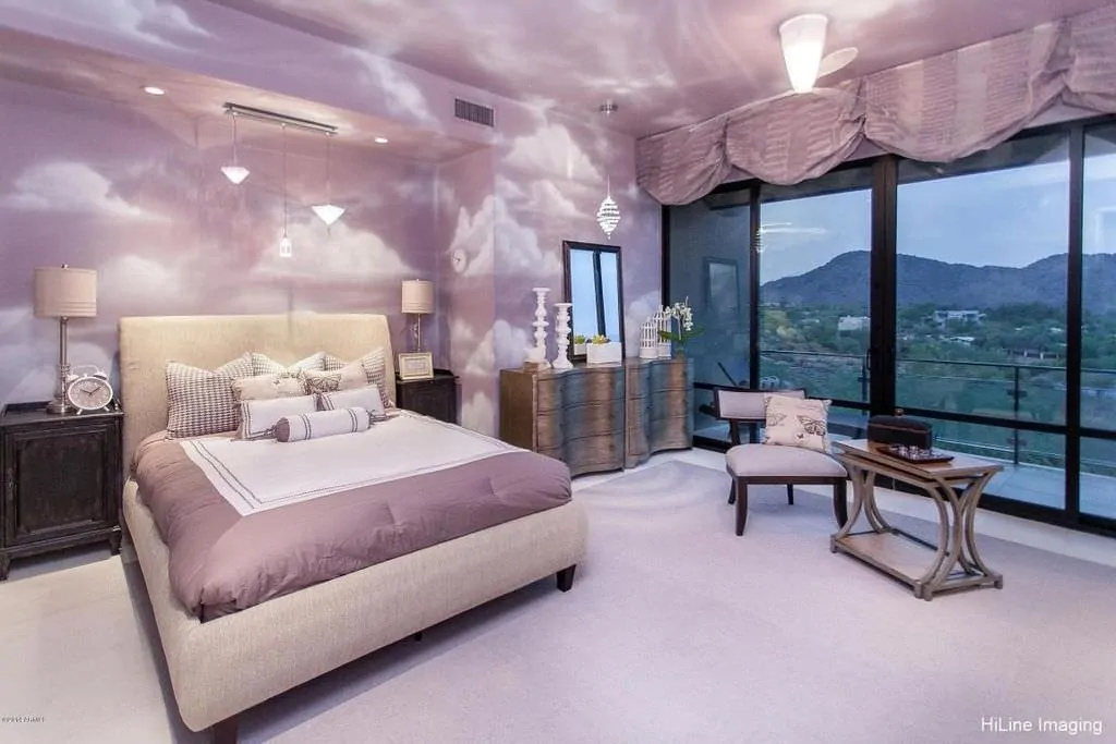 主卧室与紫色的云墙和天花板