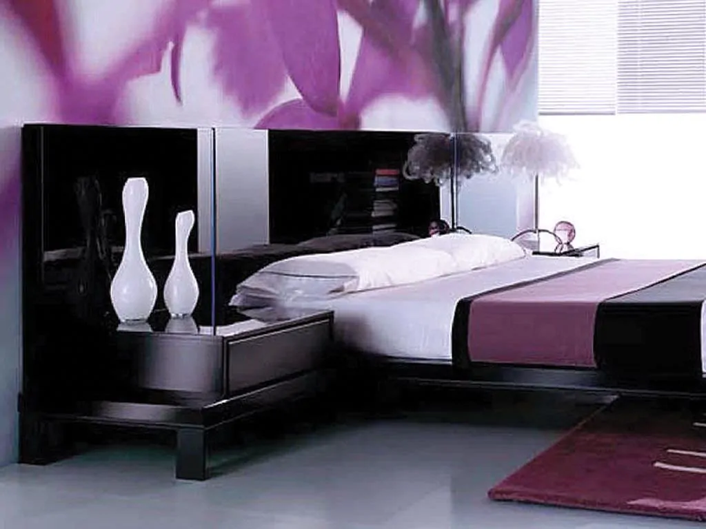 主卧室与紫geo口音墙和紫色的小地毯。