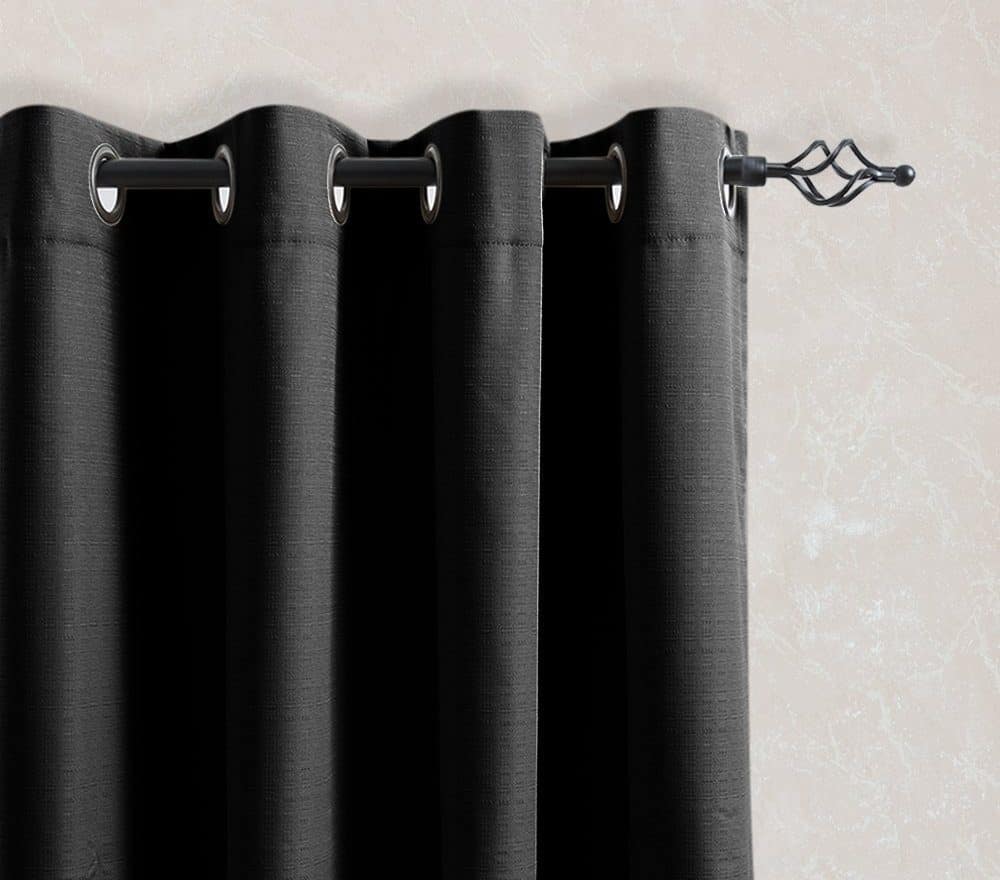 黑色窗帘与热背功能。