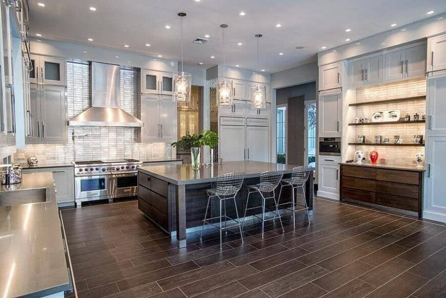 灰色和棕色的厨房设计。