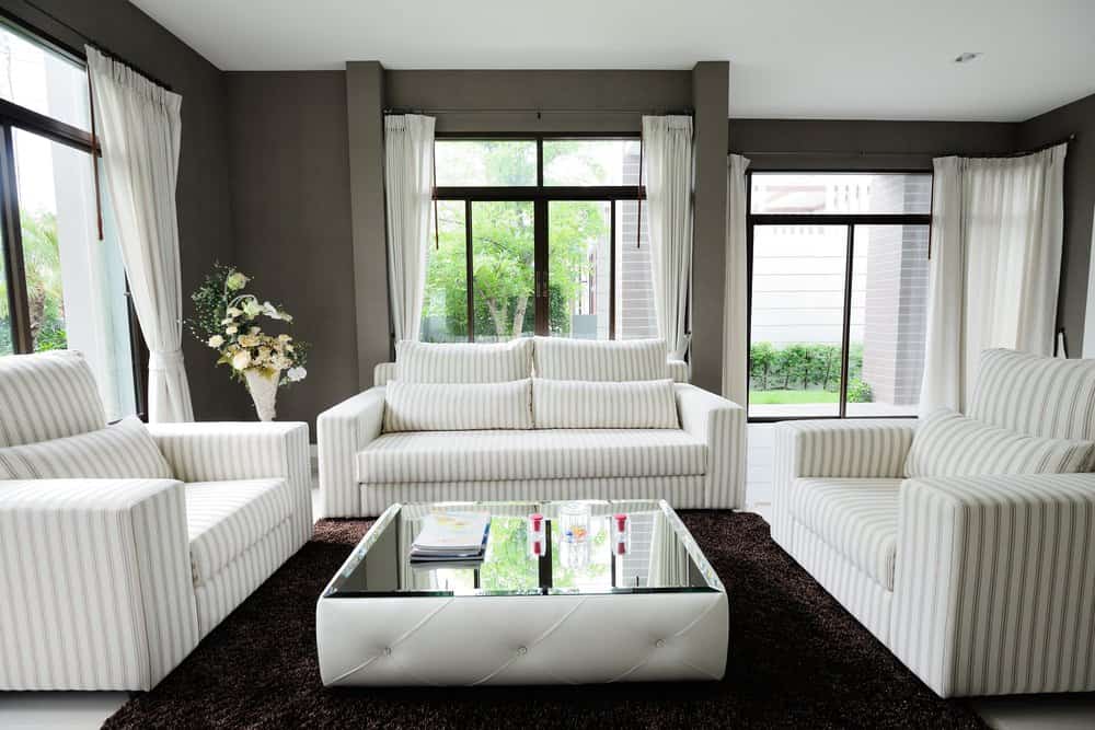 灰色和白色的客厅
