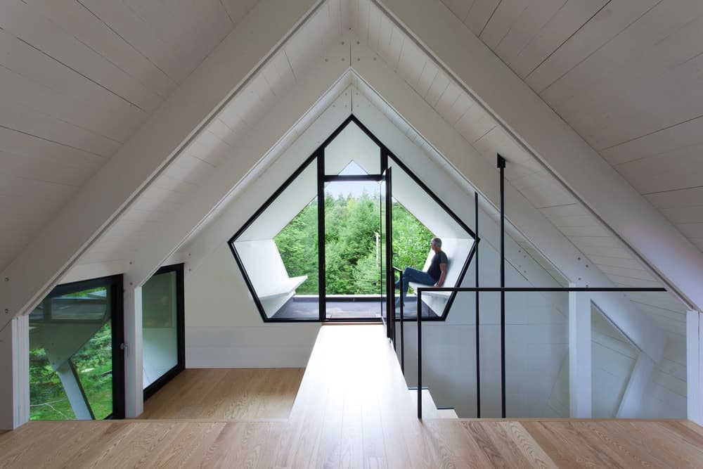 一个现代的家庭，具有独特的风格，白色拱形天花板和硬木地板。