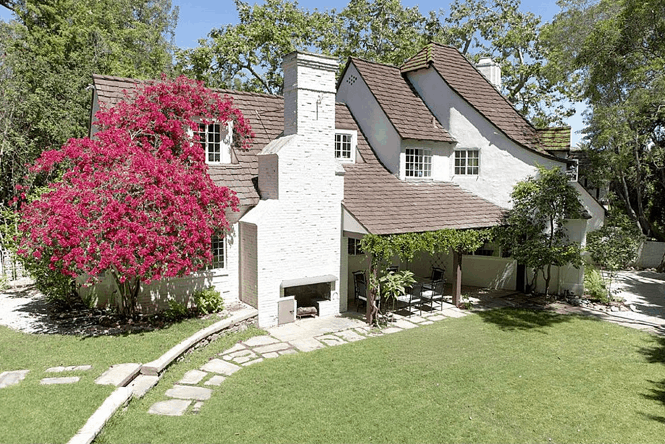 房子的鸟瞰图，设有石板走道和美丽的草坪区域。
